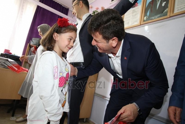 Öğrenciler karnelerini protokolün elinden aldı