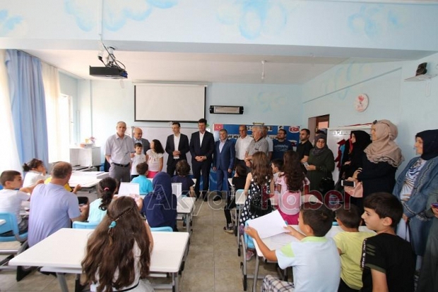 Öğrenciler karnelerini protokolün elinden aldı