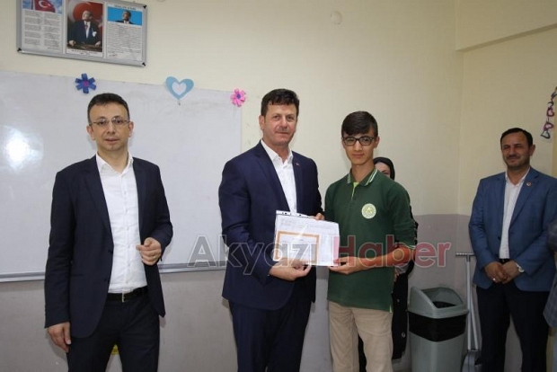 Öğrenciler karnelerini protokolün elinden aldı