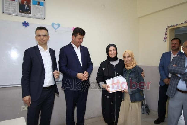 Öğrenciler karnelerini protokolün elinden aldı