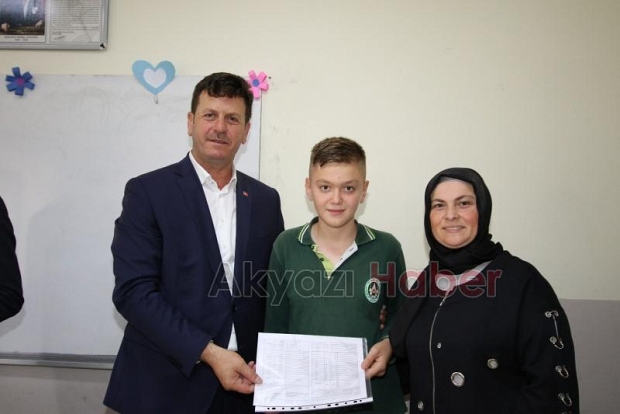 Öğrenciler karnelerini protokolün elinden aldı