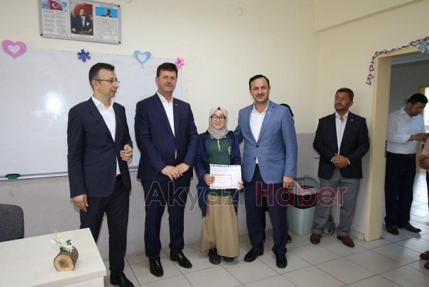 Öğrenciler karnelerini protokolün elinden aldı