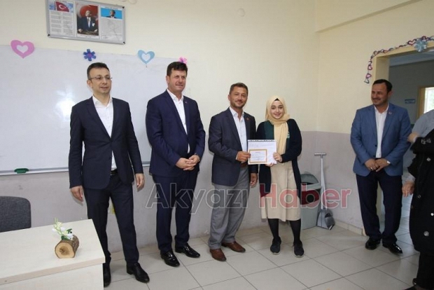 Öğrenciler karnelerini protokolün elinden aldı