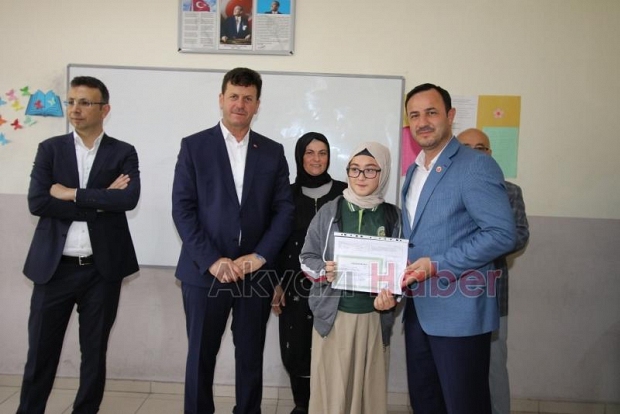 Öğrenciler karnelerini protokolün elinden aldı
