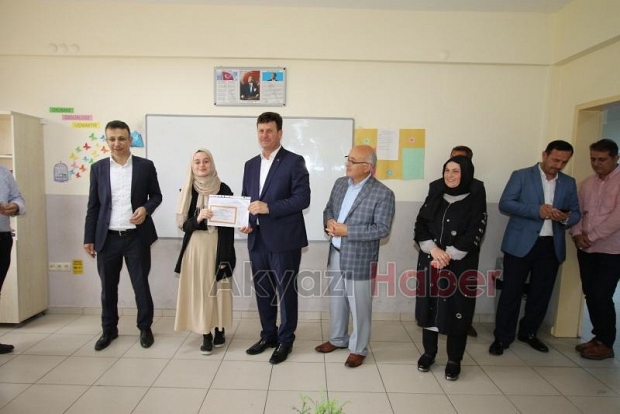 Öğrenciler karnelerini protokolün elinden aldı