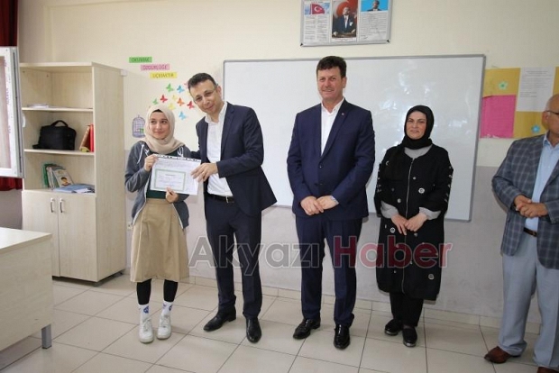 Öğrenciler karnelerini protokolün elinden aldı