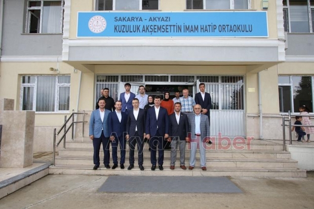Öğrenciler karnelerini protokolün elinden aldı