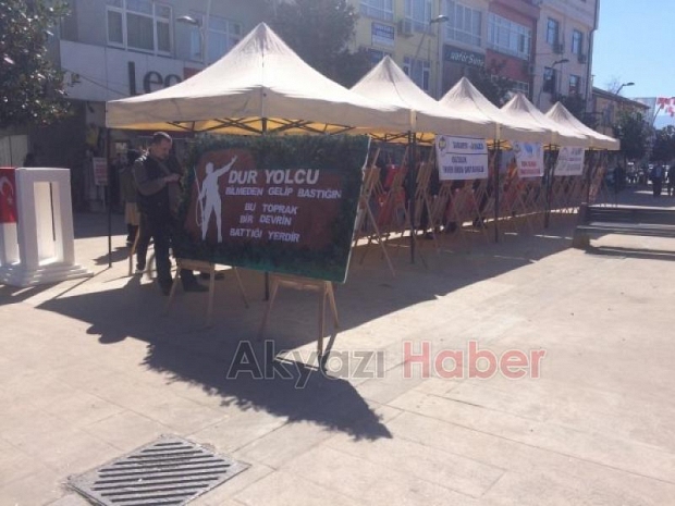 ÖĞRENCiLER YAPTIKLARI  TÜRK BAYRAKLARINI  SERGiLEDi