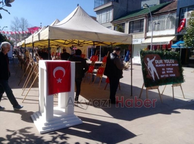 ÖĞRENCiLER YAPTIKLARI  TÜRK BAYRAKLARINI  SERGiLEDi