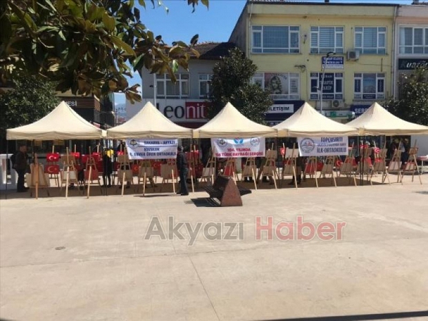 ÖĞRENCiLER YAPTIKLARI  TÜRK BAYRAKLARINI  SERGiLEDi
