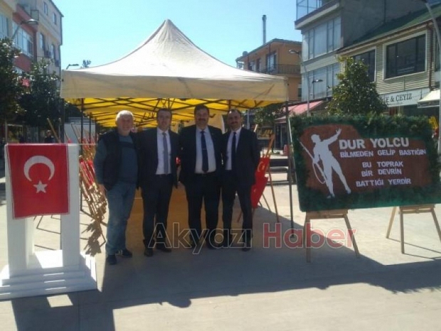 ÖĞRENCiLER YAPTIKLARI  TÜRK BAYRAKLARINI  SERGiLEDi