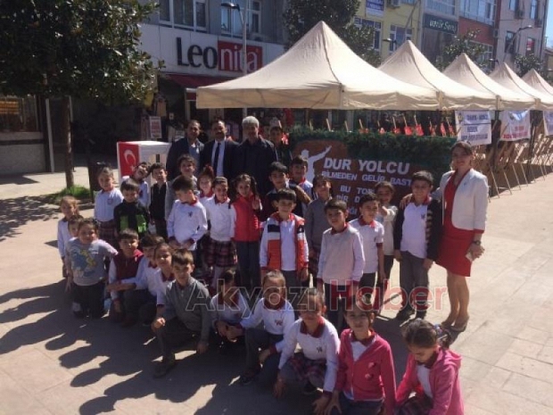 ÖĞRENCiLER YAPTIKLARI  TÜRK BAYRAKLARINI  SERGiLEDi