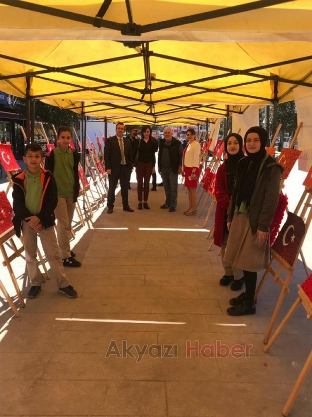 ÖĞRENCiLER YAPTIKLARI  TÜRK BAYRAKLARINI  SERGiLEDi