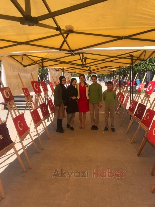 ÖĞRENCiLER YAPTIKLARI  TÜRK BAYRAKLARINI  SERGiLEDi