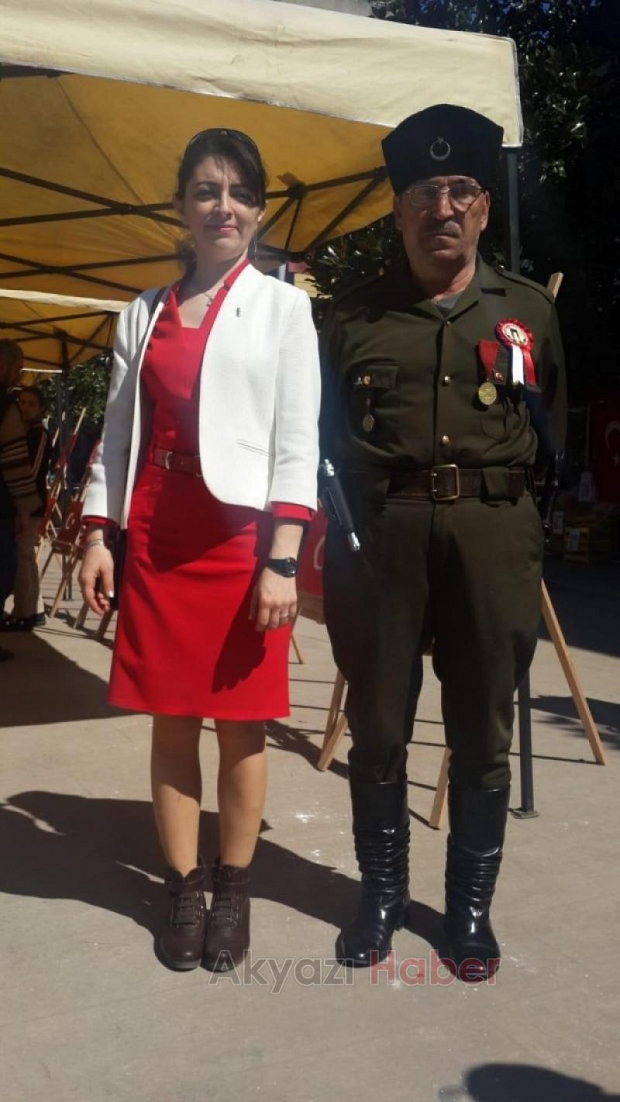 ÖĞRENCiLER YAPTIKLARI  TÜRK BAYRAKLARINI  SERGiLEDi