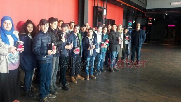 ÖĞRENCİLERE BAŞKANDAN SİNEMA HEDİYESİ