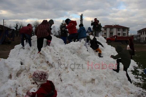 Öğrencilere karne hediyesi olarak dağdan kar taşıdılar