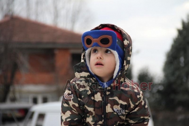 Öğrencilere karne hediyesi olarak dağdan kar taşıdılar