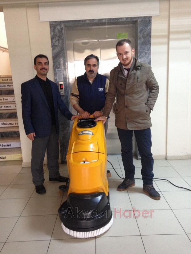 Okula Temizlik Makinası Bağışladı