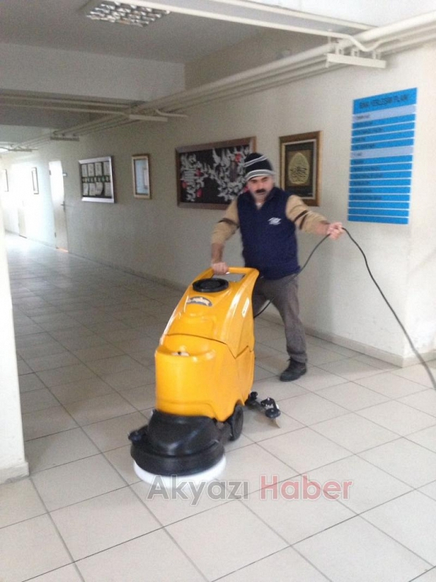 Okula Temizlik Makinası Bağışladı
