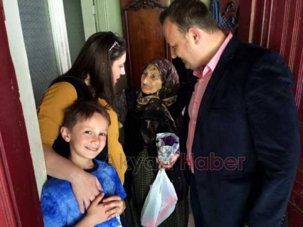 Ömercikler Mahallesi Muhtarı Anneleri Unutmadı