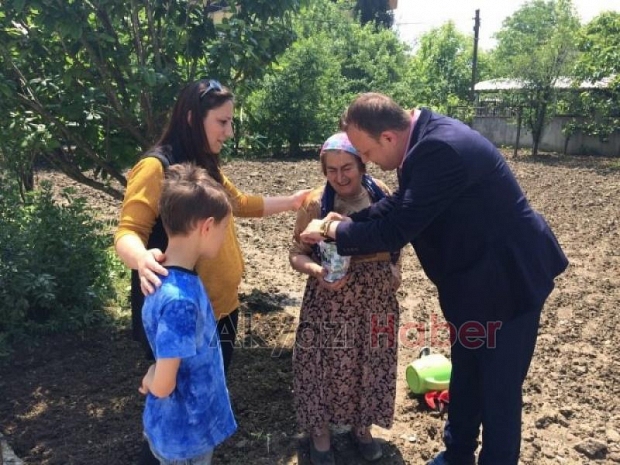 Ömercikler Mahallesi Muhtarı Anneleri Unutmadı