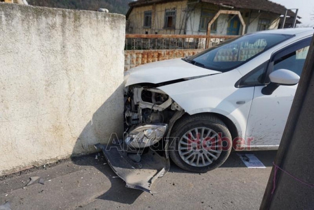 Otomobil Bahçe Duvarına Girdi