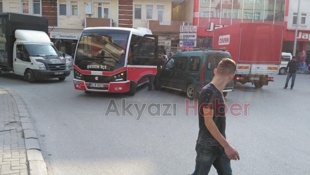 Otomobil Dolmuşa Çarptı