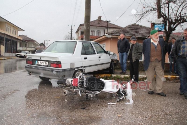 Otomobil İle Motosiklet Çarpıştı