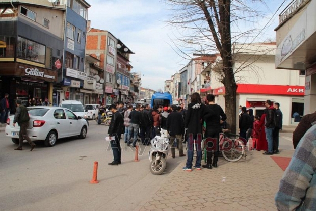 Otomobil ile Motosiklet Çarpıştı 