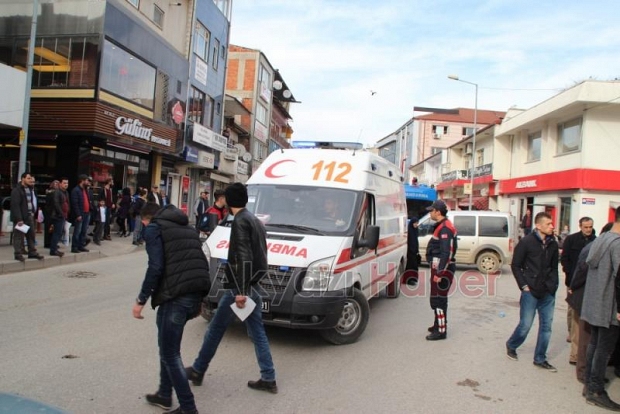 Otomobil ile Motosiklet Çarpıştı 