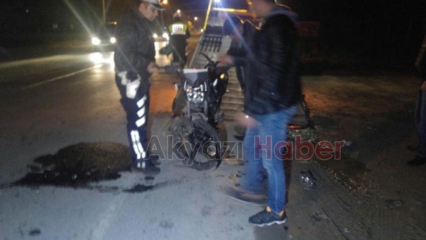 Otomobil ile motosiklet çarpıştı
