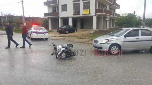 Otomobil ile Motosiklet Çarpıştı