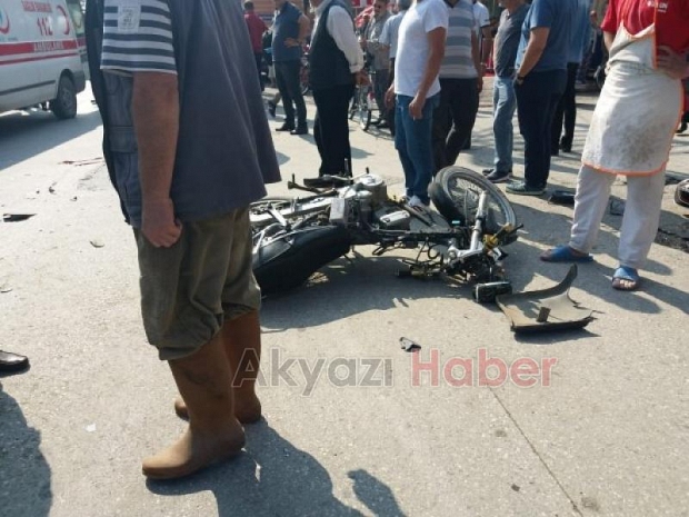 Otomobil motosiklete çarptı 1i ağır 2 yaralı