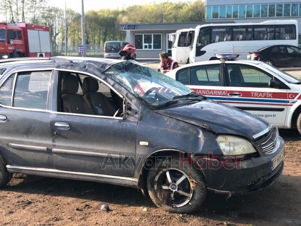 Takla atan otomobilde karı koca yaralandı