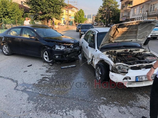 Otomobil Tali Yoldan Çıkan Araçla Çarpıştı