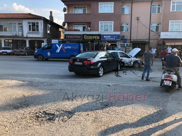 Otomobil Tali Yoldan Çıkan Araçla Çarpıştı