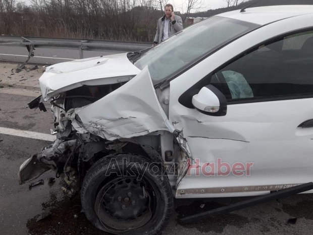 Otomobil yoldan çıktı bariyerlere girdi