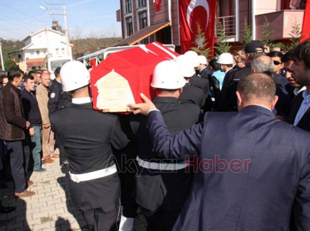 Oyuncak kamyonu ile babasının ardından gitti