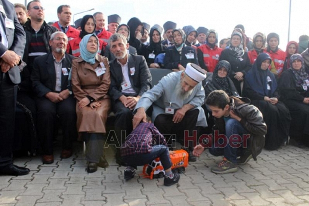 Oyuncak kamyonu ile babasının ardından gitti