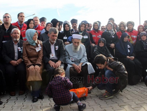 Oyuncak kamyonu ile babasının ardından gitti