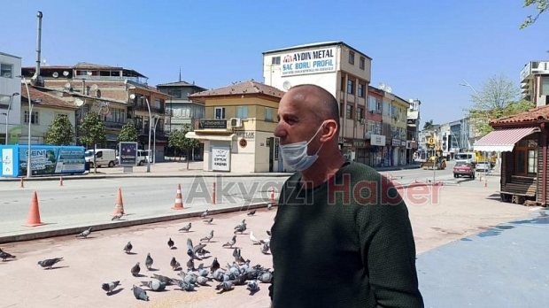 Özel İzin Aldı Sokak Hayvanlarını Besledi 