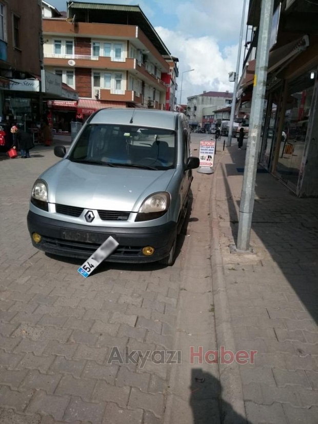 Park Halindeki Araca Çarpıp Kaçtı 