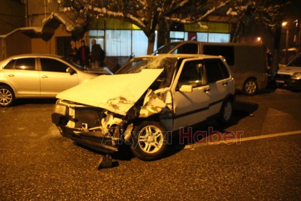 Park Halindeki Otomobile Çarptı