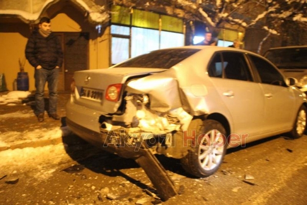Park Halindeki Otomobile Çarptı
