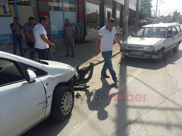 Park Halindeki Otomobile Çarptı