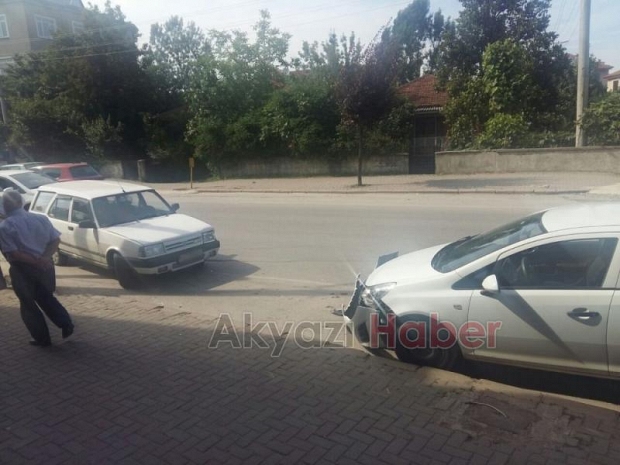 Park Halindeki Otomobile Çarptı