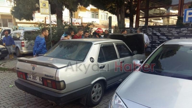 Park Halindeki Otomobili Dumanlar Sardı 