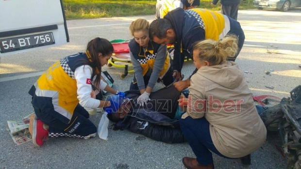 Motosiklet Park Halinde bulunan Römorka Çarptı