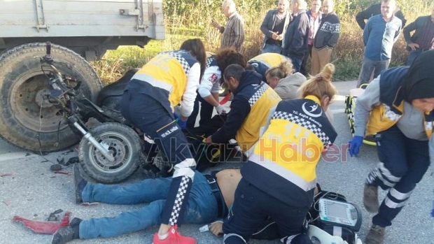 Motosiklet Park Halinde bulunan Römorka Çarptı